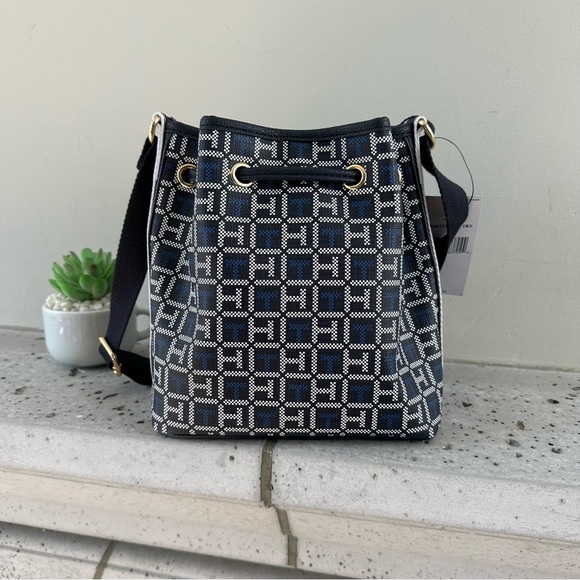 NWT Tommy Hilfiger Bucket Bag - Picture 8 of 9